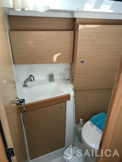 Oceanis 38.1 - Yacht Charter Sailica