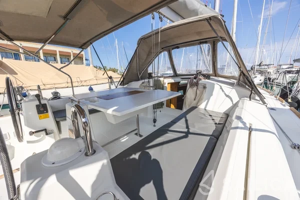 Oceanis 38.1 - Yacht Charter Sailica