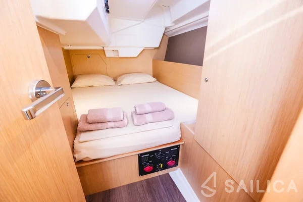 Oceanis 38.1 - Yacht Charter Sailica