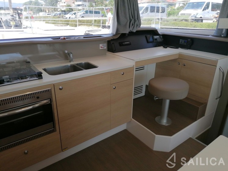 Bali 4.1 - Yacht Charter Sailica