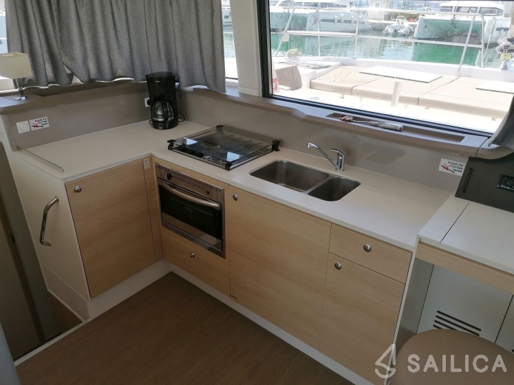 Bali 4.1 - Yacht Charter Sailica
