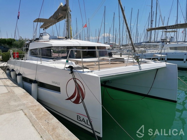 Bali 4.1 - Yacht Charter Sailica