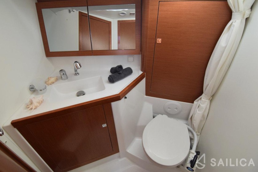 Oceanis 45 - Yacht Charter Sailica