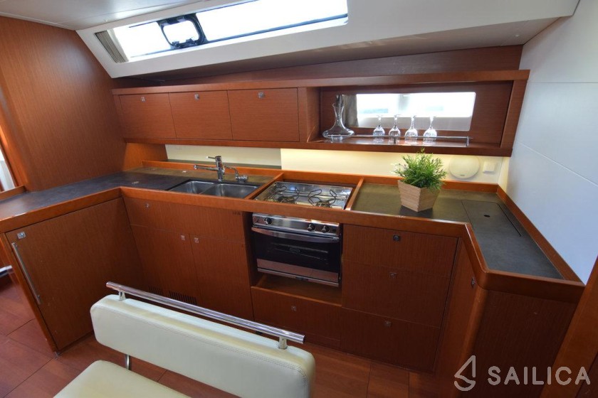 Oceanis 45 - Yacht Charter Sailica