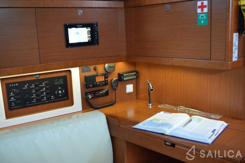 Oceanis 45 - Yacht Charter Sailica