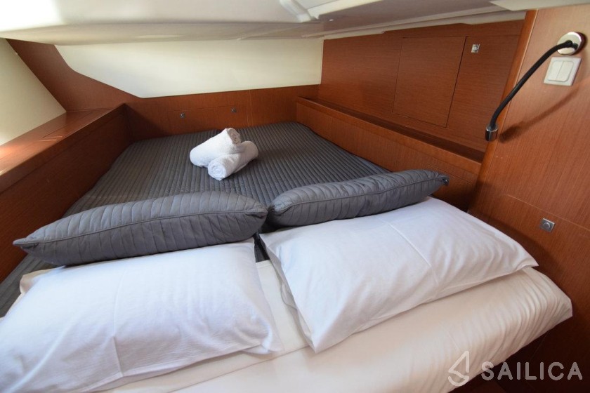 Oceanis 45 - Yacht Charter Sailica
