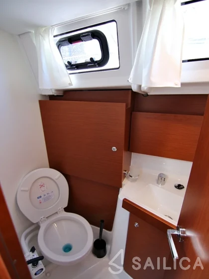 Oceanis 38.1 - Yacht Charter Sailica