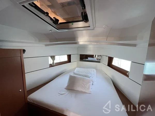 Oceanis 38.1 - Yacht Charter Sailica