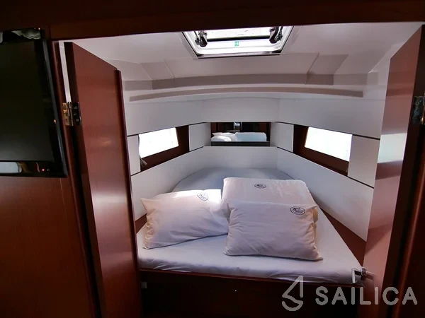 Oceanis 38.1 - Yacht Charter Sailica