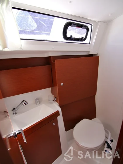 Oceanis 38.1 - Yacht Charter Sailica
