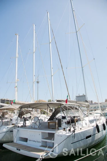 Dufour 520 GL - Yacht Charter Sailica
