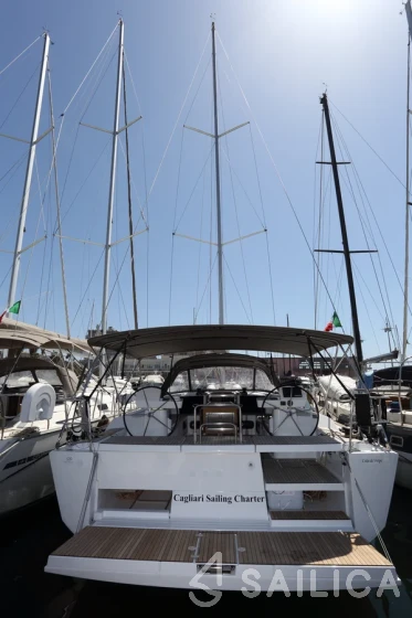 Dufour 520 GL - Yacht Charter Sailica