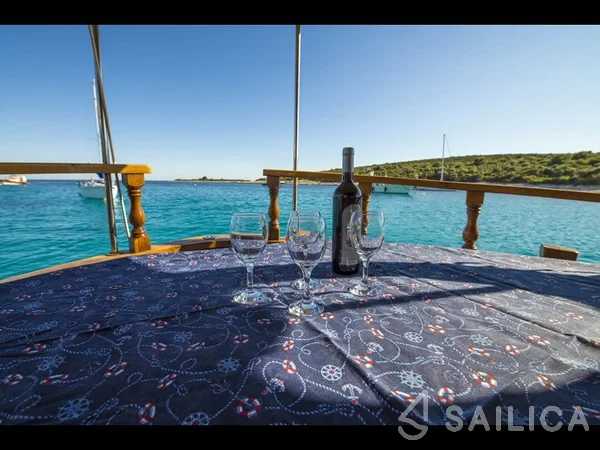 Classic Adria Yacht Luka - Yacht Charter Sailica