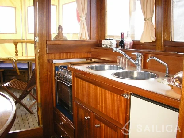 Classic Adria Yacht Luka - Yacht Charter Sailica