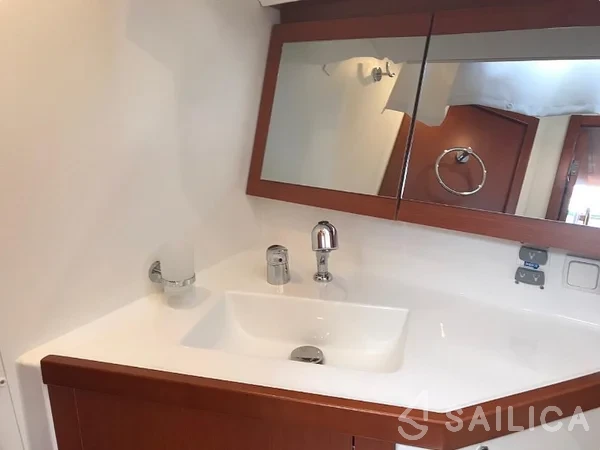 Oceanis 45 - Yacht Charter Sailica