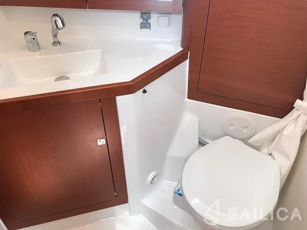 Oceanis 45 - Yacht Charter Sailica