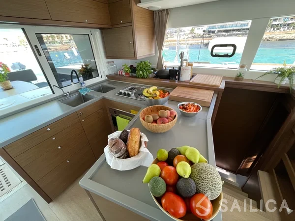 Lagoon 450  Flybridge - Yacht Charter Sailica
