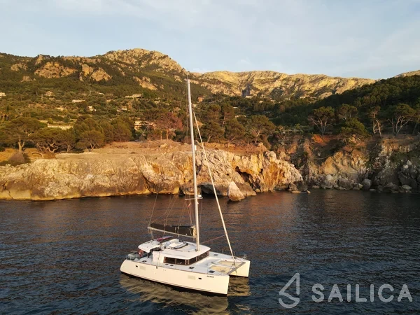 Lagoon 450  Flybridge - Yacht Charter Sailica