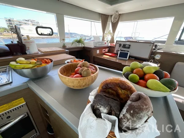 Lagoon 450  Flybridge - Yacht Charter Sailica