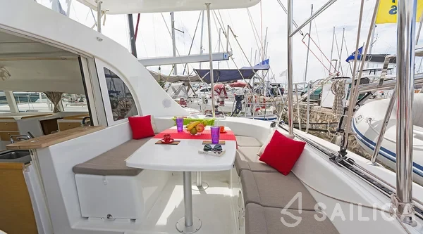 Lagoon 380 - Yacht Charter Sailica