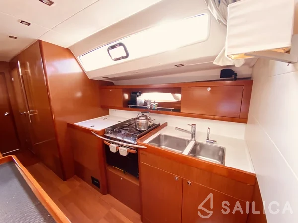 Oceanis 50 - Yacht Charter Sailica