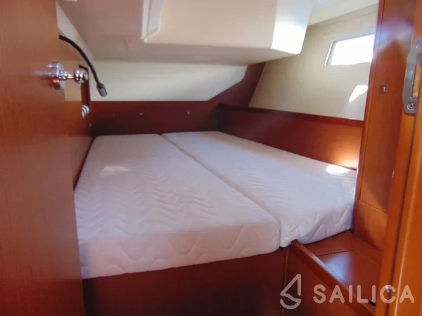 Oceanis 45 - Yacht Charter Sailica