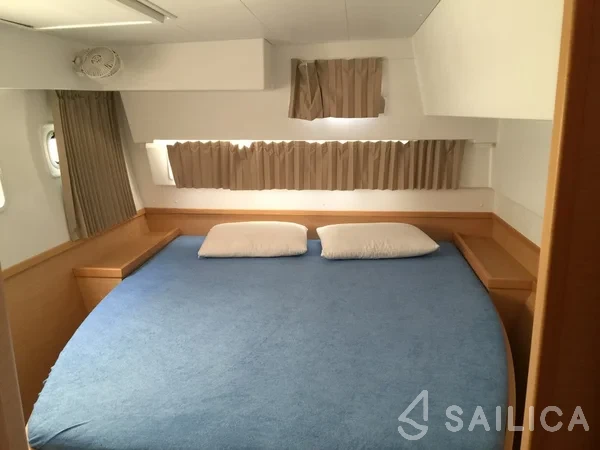 Lagoon 42 - Yacht Charter Sailica