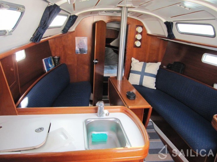 Oceanis 311 - Yacht Charter Sailica