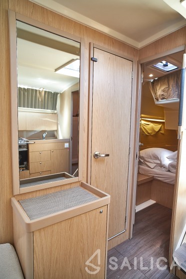 Oceanis 41.1 - Yacht Charter Sailica
