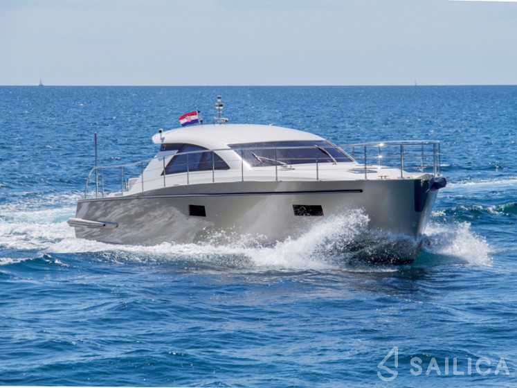 Cyrus 13.8 - Yacht Charter Sailica