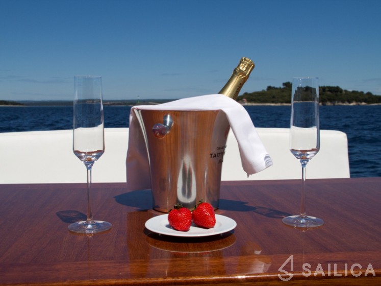 Cyrus 13.8 - Yacht Charter Sailica