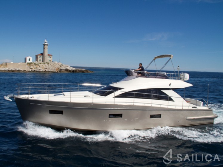 Cyrus 13.8 - Yacht Charter Sailica