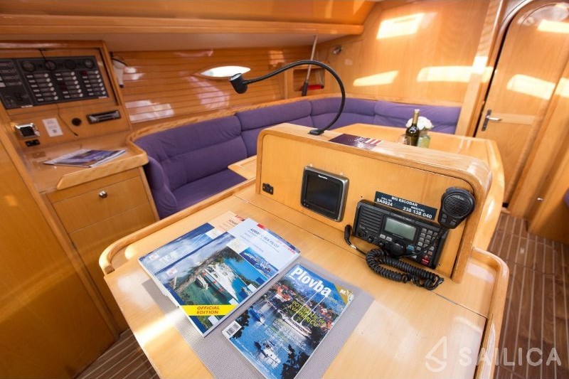 Feeling 44 - Yacht Charter Sailica