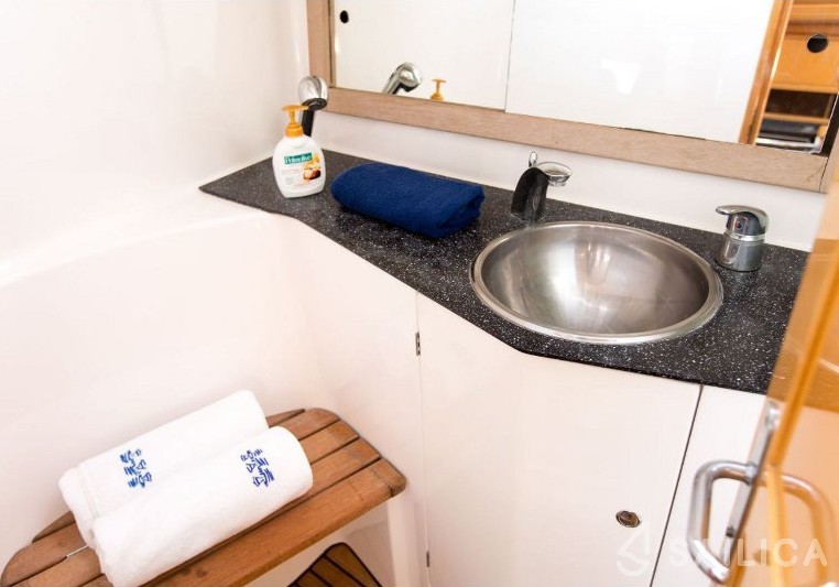 Feeling 44 - Yacht Charter Sailica