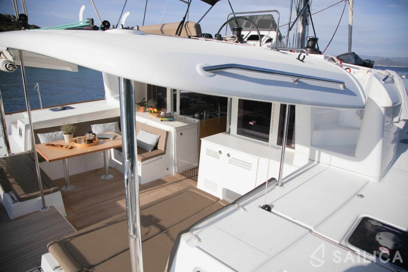 Lagoon 450  Flybridge - Yacht Charter Sailica