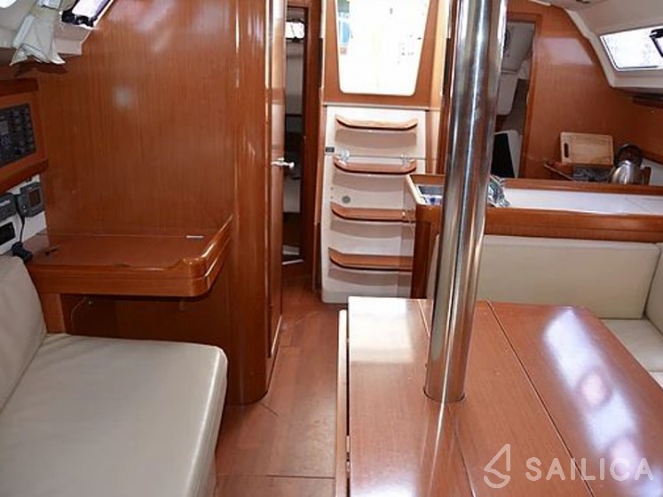 Oceanis 34 - Yacht Charter Sailica