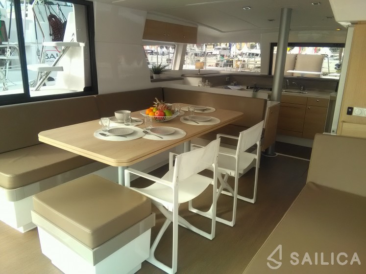 Bali 4.1 - 4 + 1 cab. - Yacht Charter Sailica