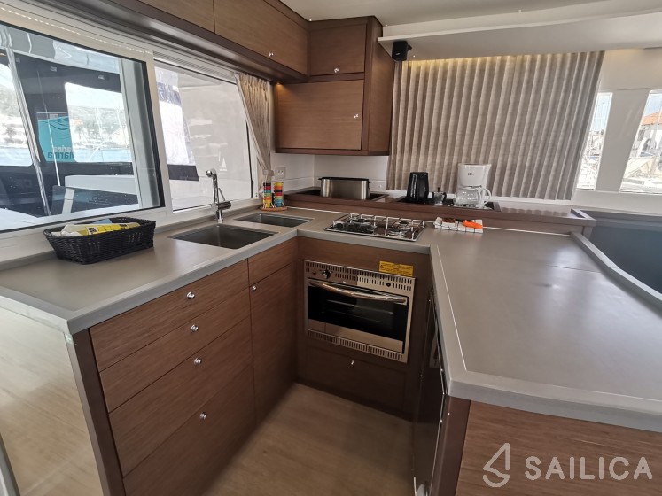 Lagoon 450  Flybridge - Photo #3 Lagoon 450  Flybridge - Yacht Charter Sailica