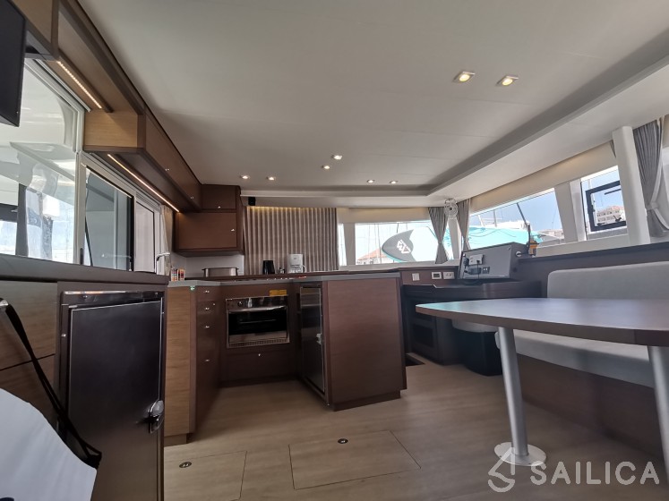Lagoon 450  Flybridge - Photo #4 Lagoon 450  Flybridge - Yacht Charter Sailica