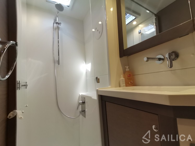 Lagoon 450  Flybridge - Photo #6 Lagoon 450  Flybridge - Yacht Charter Sailica