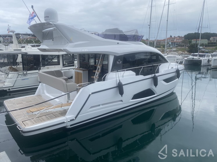 Sealine F430 - Yacht Charter Sailica