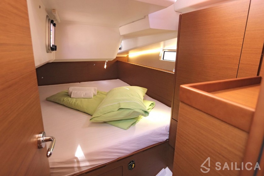 Sun Odyssey 490 - 5 cab. - Yacht Charter Sailica