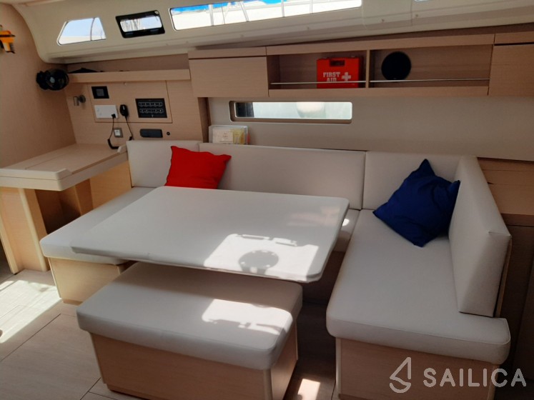 Oceanis 40.1 - Yacht Charter Sailica