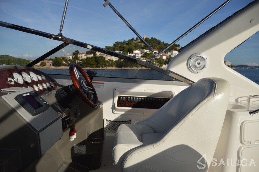Regal Commodore 2860 - Yacht Charter Sailica