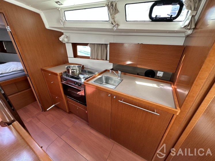 Oceanis 38.1 - Yacht Charter Sailica