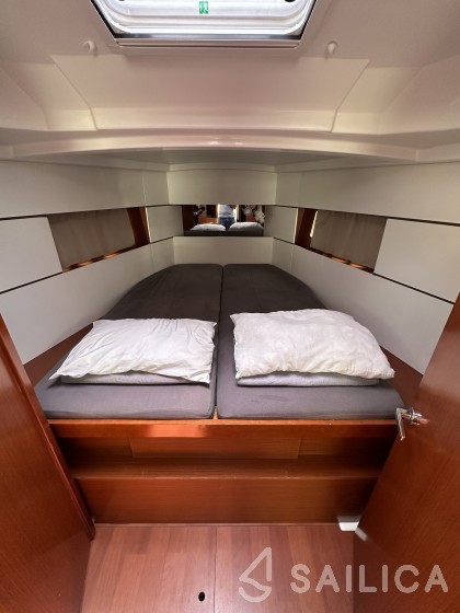 Oceanis 38.1 - Yacht Charter Sailica
