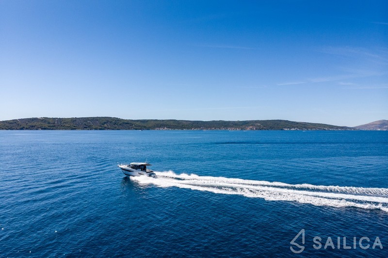 Merry Fisher 895 - Yacht Charter Sailica
