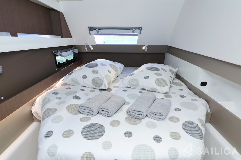 Bali 4.1 - Yacht Charter Sailica