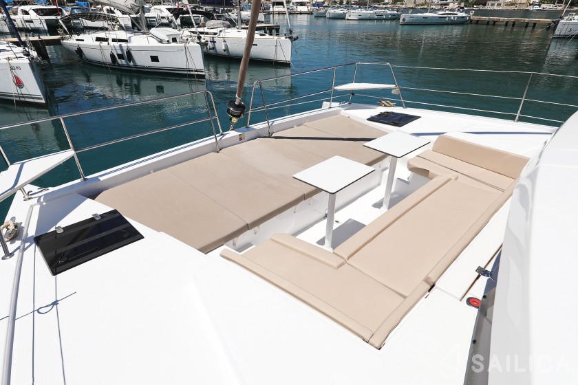 Bali 4.1 - Yacht Charter Sailica