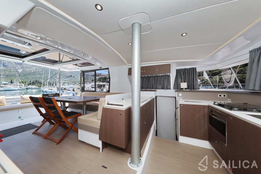Bali 4.1 - Yacht Charter Sailica